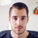 Photo de Daniel Gerard, un homme avec un sourire léger et des cheveux bruns. Il porte un t-shirt bleu marine.